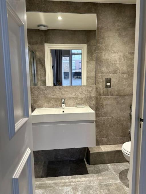 Apartamento Stunning 2 Bed/2bath Flat In Heart Of Kensington